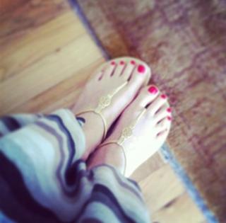 Leslie Bibb feet photo thumbnail