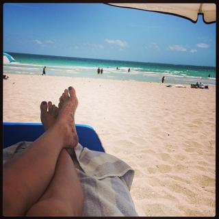 Leslie Bibb feet photo thumbnail