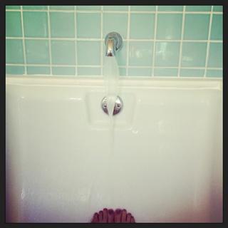 Leslie Bibb feet photo thumbnail