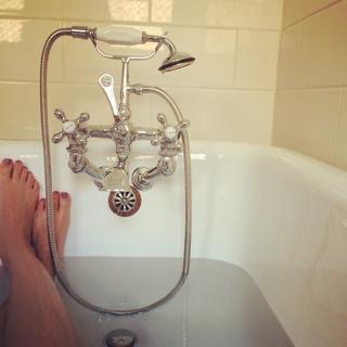 Leslie Bibb feet photo thumbnail