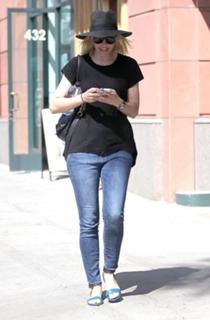 Leslie Bibb feet photo thumbnail
