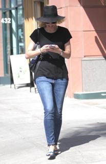 Leslie Bibb feet photo thumbnail