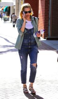 Leslie Bibb feet photo thumbnail