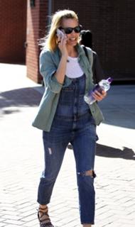 Leslie Bibb feet photo thumbnail