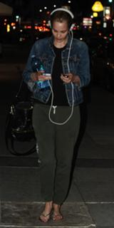 Leslie Bibb feet photo thumbnail