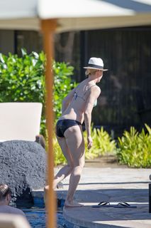 Leslie Bibb feet photo thumbnail