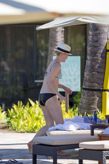 Leslie Bibb feet photo thumbnail
