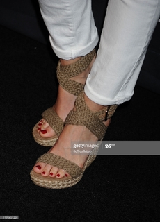 Leslie Bibb feet photo thumbnail