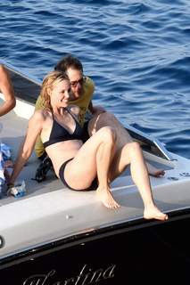 Leslie Bibb feet photo thumbnail