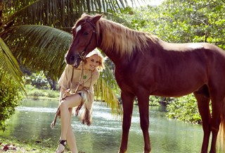 Leslie Bibb feet photo thumbnail