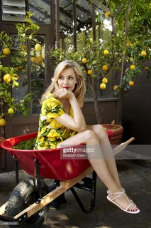 Leslie Bibb feet photo thumbnail