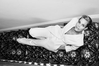 Leslie Bibb feet photo thumbnail