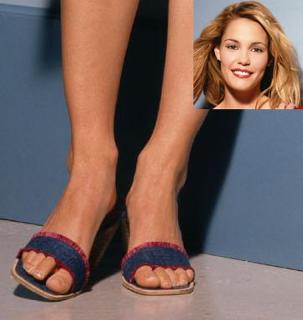 Leslie Bibb feet photo thumbnail
