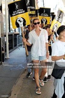Leslie Bibb feet photo thumbnail