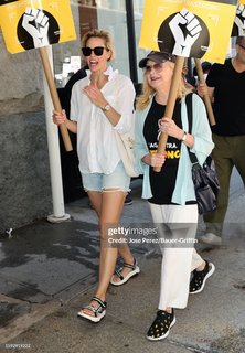 Leslie Bibb feet photo thumbnail