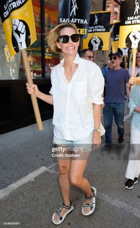 Leslie Bibb feet photo thumbnail