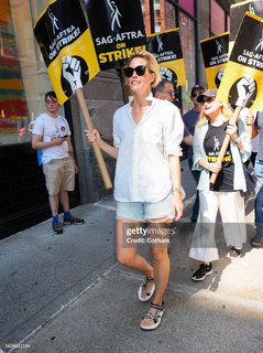 Leslie Bibb feet photo thumbnail