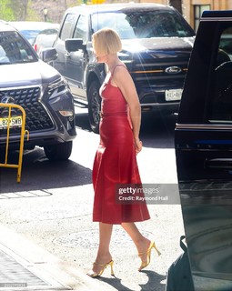 Leslie Bibb feet photo thumbnail