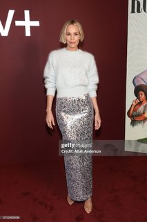 Leslie Bibb feet photo thumbnail
