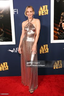 Leslie Bibb feet photo thumbnail