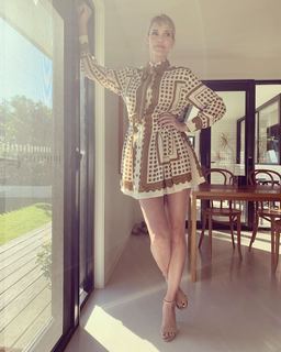 Leslie Bibb feet photo thumbnail