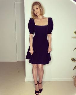 Leslie Bibb feet photo thumbnail