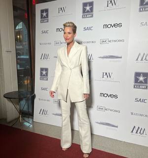 Leslie Bibb feet photo thumbnail