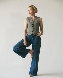 Leslie Bibb feet photo thumbnail