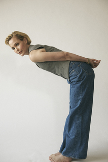 Leslie Bibb feet photo thumbnail