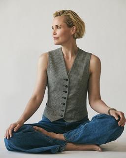 Leslie Bibb feet photo thumbnail