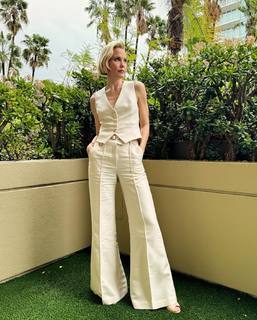 Leslie Bibb feet photo thumbnail