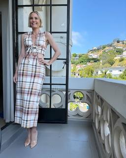 Leslie Bibb feet photo thumbnail