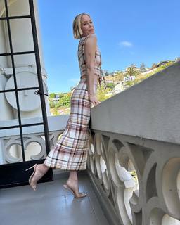Leslie Bibb feet photo thumbnail