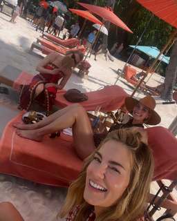 Leslie Bibb feet photo thumbnail