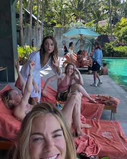Leslie Bibb feet photo thumbnail