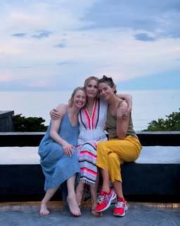 Leslie Bibb feet photo thumbnail