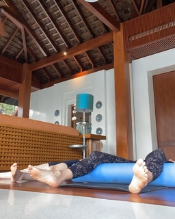 Leslie Bibb feet photo thumbnail
