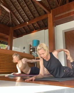 Leslie Bibb feet photo thumbnail
