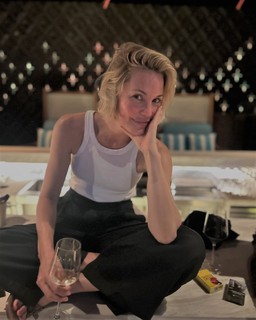 Leslie Bibb feet photo thumbnail