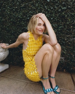 Leslie Bibb feet photo thumbnail