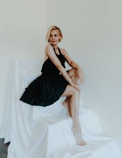 Leslie Bibb feet photo thumbnail