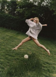 Leslie Bibb feet photo thumbnail