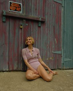 Leslie Bibb feet photo thumbnail