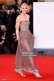 Leslie Bibb feet photo thumbnail