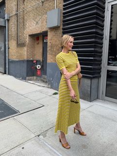 Leslie Bibb feet photo thumbnail