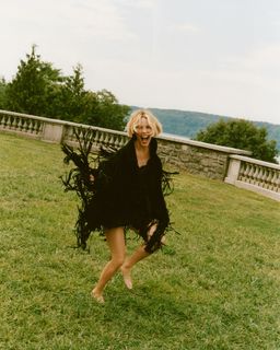 Leslie Bibb feet photo thumbnail