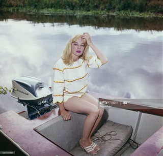 Leslie Caron feet photo 13