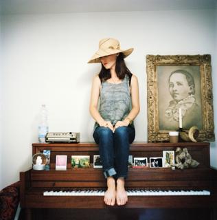 Leslie Feist feet photo 12