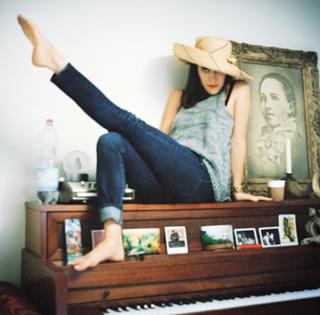 Leslie Feist feet photo 6