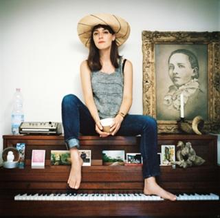 Leslie Feist feet photo 5